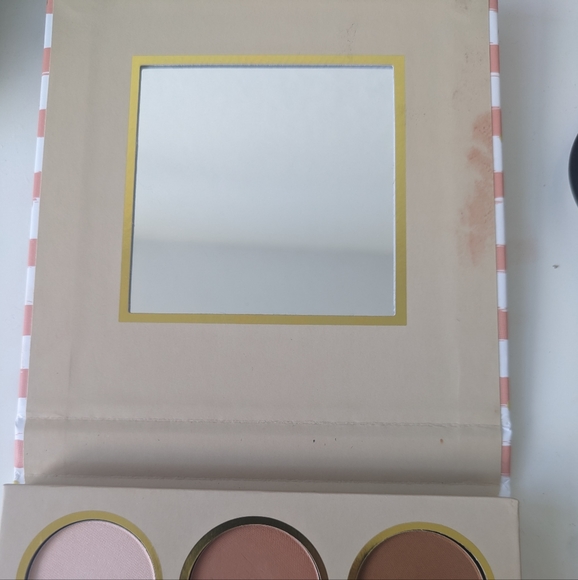 Follow your heart essence eyeshadow pallete - Picture 3 of 4